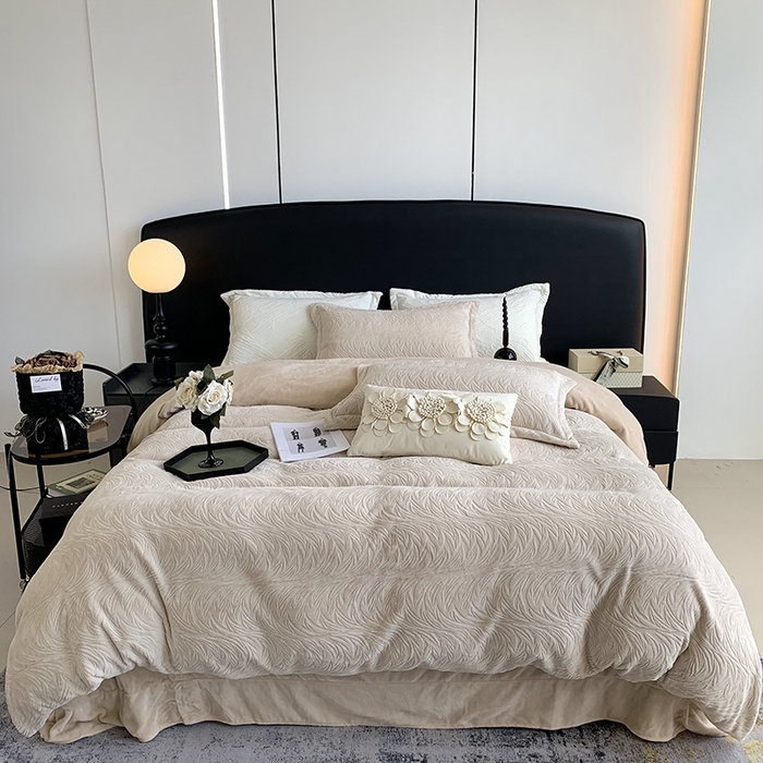 91家纺网 家纺一手货源 找家纺 莱豫家纺 2025新款全消光雕花牛奶绒四件套-流年 流年卡其