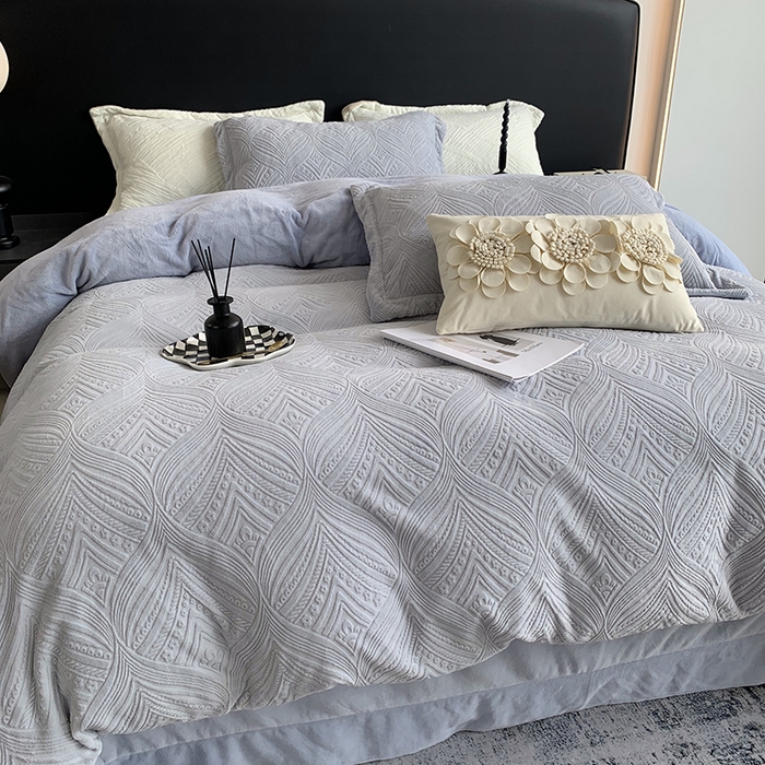 91家纺网 家纺一手货源 找家纺 莱豫家纺 2025新款全消光雕花牛奶绒四件套-流年 流年木薯灰