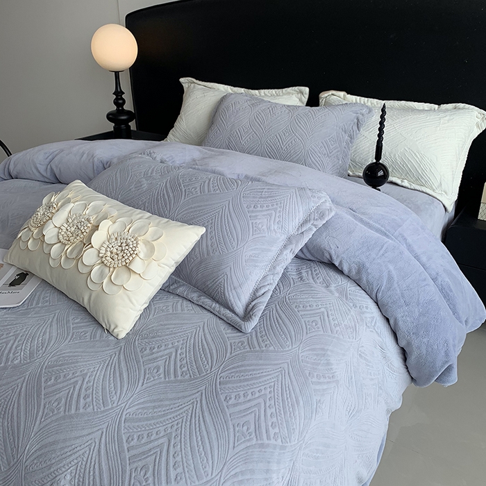 91家纺网 家纺一手货源 找家纺 莱豫家纺 2025新款全消光雕花牛奶绒四件套-流年 流年木薯灰