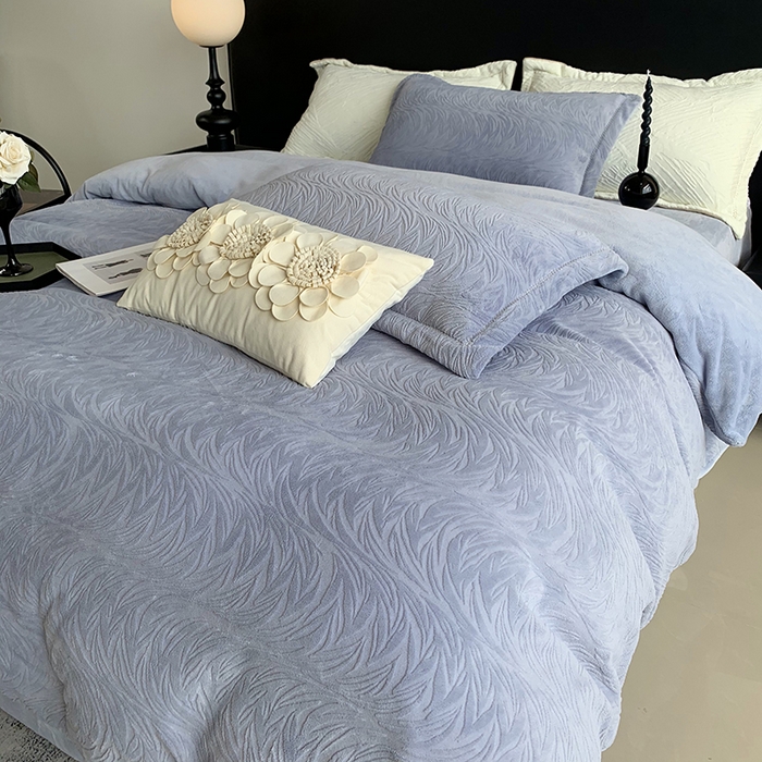 91家纺网 家纺一手货源 找家纺 莱豫家纺 2025新款全消光雕花牛奶绒四件套-流年 流年黛蓝灰