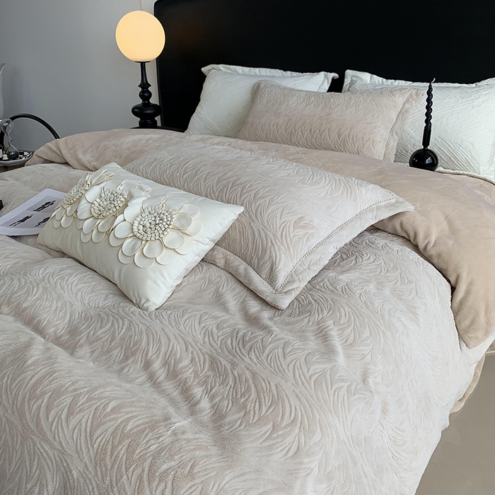 91家纺网 家纺一手货源 找家纺 莱豫家纺 2025新款全消光雕花牛奶绒四件套-流年 流年卡其