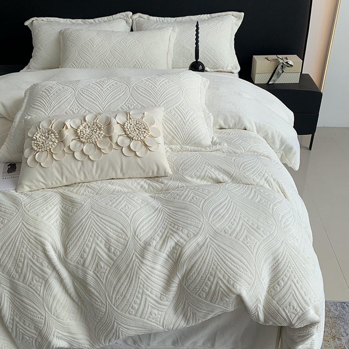 91家纺网 家纺一手货源 找家纺 莱豫家纺 2025新款全消光雕花牛奶绒四件套-流年 流年耀白