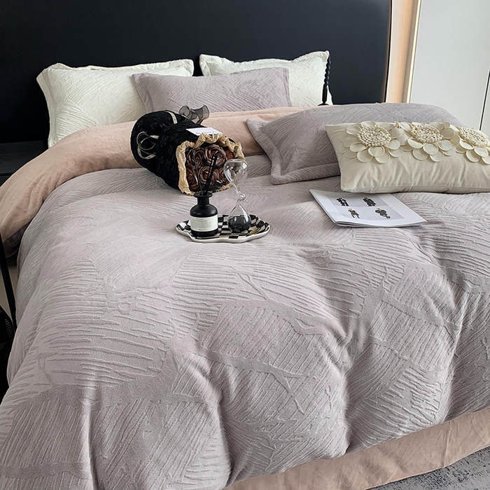 91家纺网 家纺一手货源 找家纺 莱豫家纺 2025新款全消光雕花牛奶绒四件套-流年 流年松露棕