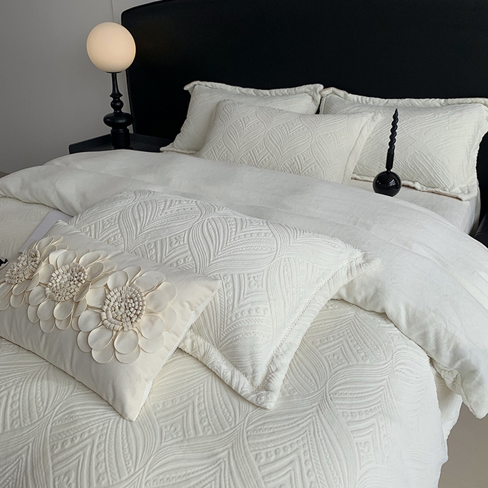 91家纺网 家纺一手货源 找家纺 莱豫家纺 2025新款全消光雕花牛奶绒四件套-流年 流年耀白