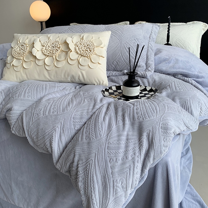 91家纺网 家纺一手货源 找家纺 莱豫家纺 2025新款全消光雕花牛奶绒四件套-流年 流年木薯灰