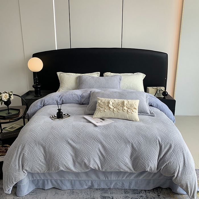 91家纺网 家纺一手货源 找家纺 莱豫家纺 2025新款全消光雕花牛奶绒四件套-流年 流年木薯灰