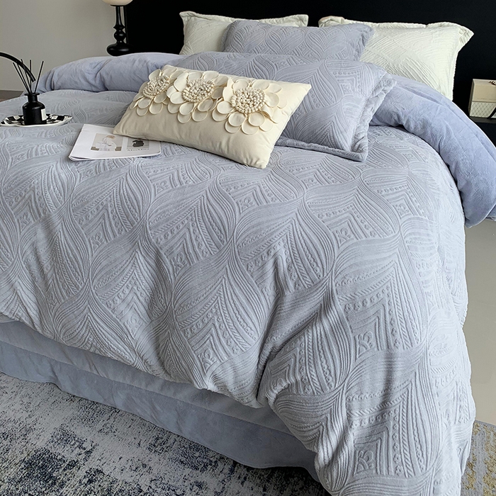 91家纺网 家纺一手货源 找家纺 莱豫家纺 2025新款全消光雕花牛奶绒四件套-流年 流年木薯灰