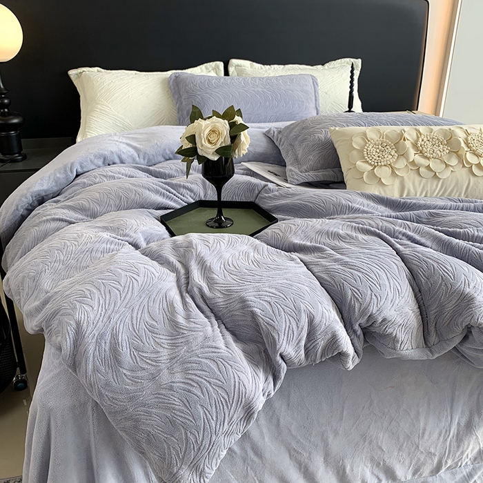 91家纺网 家纺一手货源 找家纺 莱豫家纺 2025新款全消光雕花牛奶绒四件套-流年 流年黛蓝灰