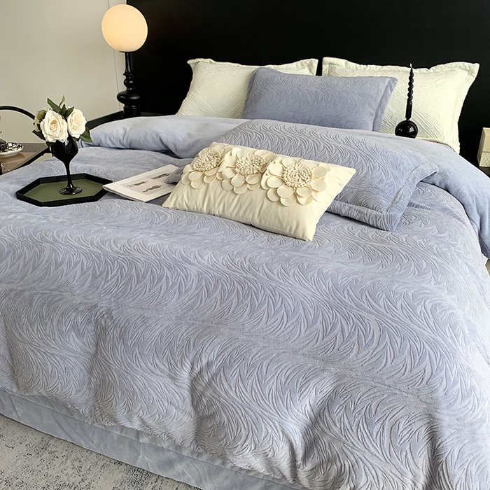 91家纺网 家纺一手货源 找家纺 莱豫家纺 2025新款全消光雕花牛奶绒四件套-流年 流年黛蓝灰