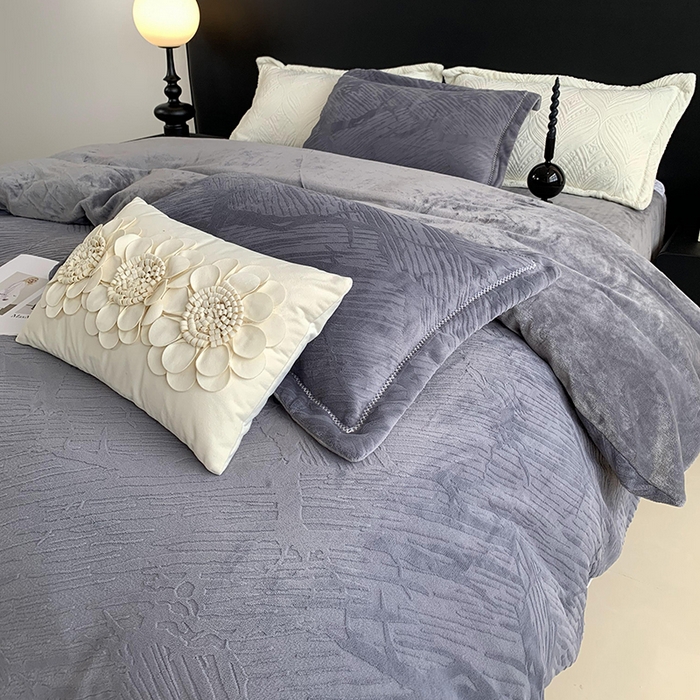 91家纺网 家纺一手货源 找家纺 莱豫家纺 2025新款全消光雕花牛奶绒四件套-流年 流年烟熏灰