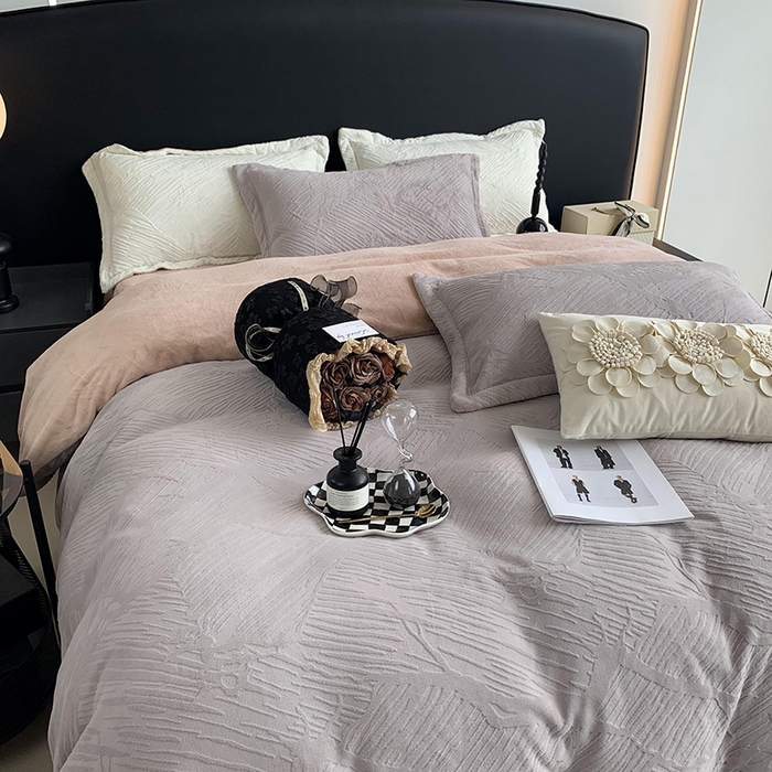 91家纺网 家纺一手货源 找家纺 莱豫家纺 2025新款全消光雕花牛奶绒四件套-流年 流年松露棕