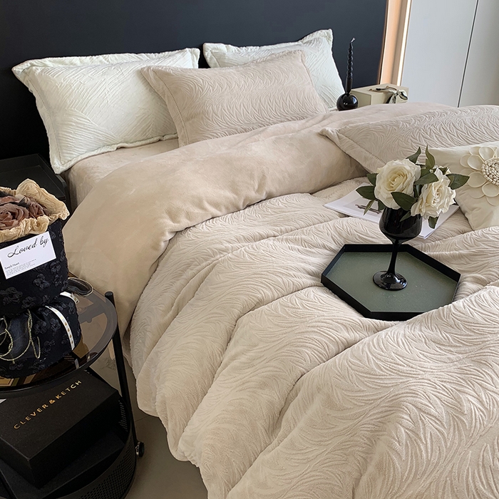 91家纺网 家纺一手货源 找家纺 莱豫家纺 2025新款全消光雕花牛奶绒四件套-流年 流年卡其