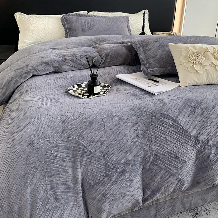 91家纺网 家纺一手货源 找家纺 莱豫家纺 2025新款全消光雕花牛奶绒四件套-流年 流年烟熏灰