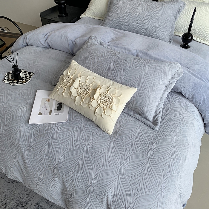 91家纺网 家纺一手货源 找家纺 莱豫家纺 2025新款全消光雕花牛奶绒四件套-流年 流年木薯灰