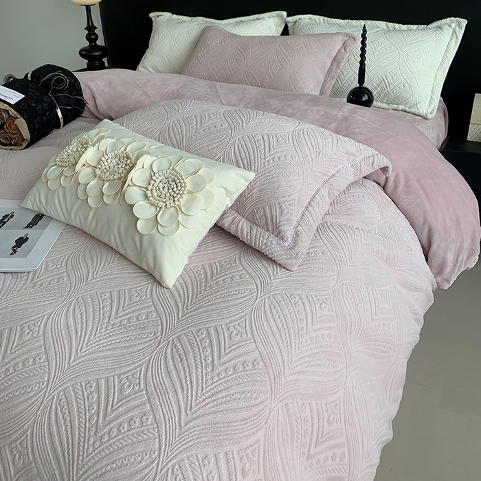 91家纺网 家纺一手货源 找家纺 莱豫家纺 2025新款全消光雕花牛奶绒四件套-流年 流年肉桂粉