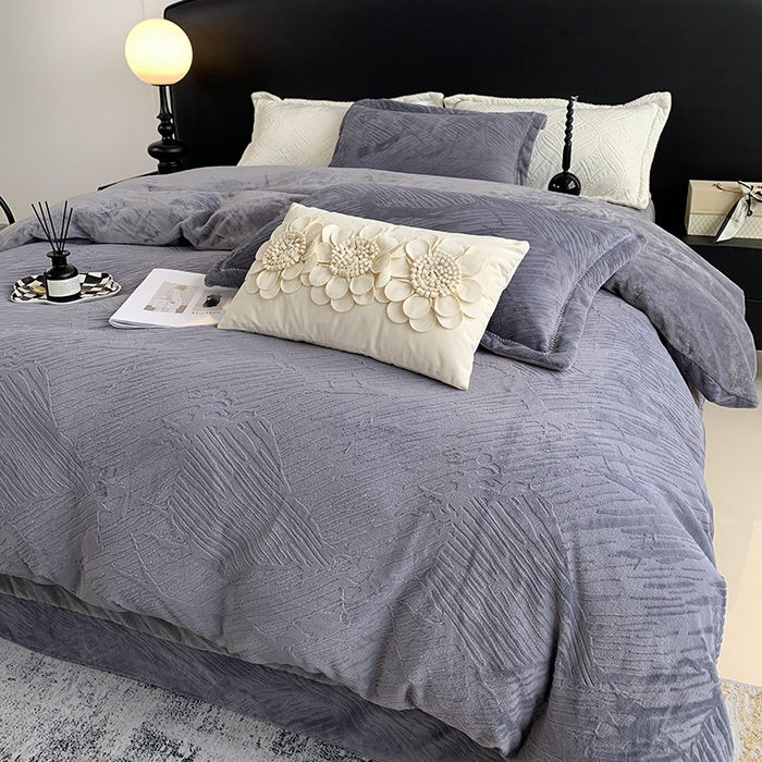 91家纺网 家纺一手货源 找家纺 莱豫家纺 2025新款全消光雕花牛奶绒四件套-流年 流年烟熏灰