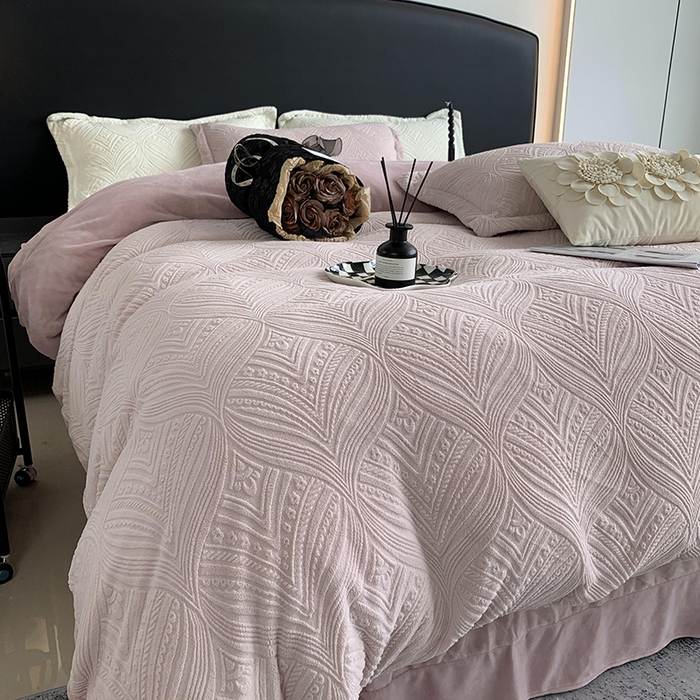 91家纺网 家纺一手货源 找家纺 莱豫家纺 2025新款全消光雕花牛奶绒四件套-流年 流年肉桂粉