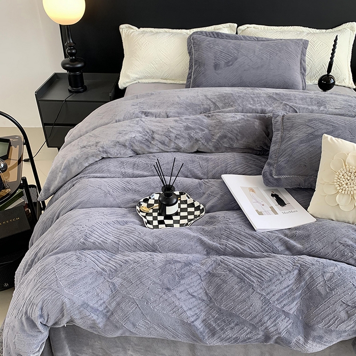 91家纺网 家纺一手货源 找家纺 莱豫家纺 2025新款全消光雕花牛奶绒四件套-流年 流年烟熏灰