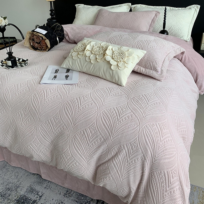 91家纺网 家纺一手货源 找家纺 莱豫家纺 2025新款全消光雕花牛奶绒四件套-流年 流年肉桂粉