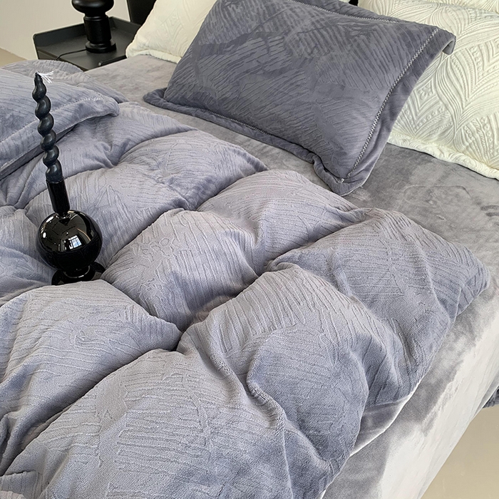 91家纺网 家纺一手货源 找家纺 莱豫家纺 2025新款全消光雕花牛奶绒四件套-流年 流年烟熏灰