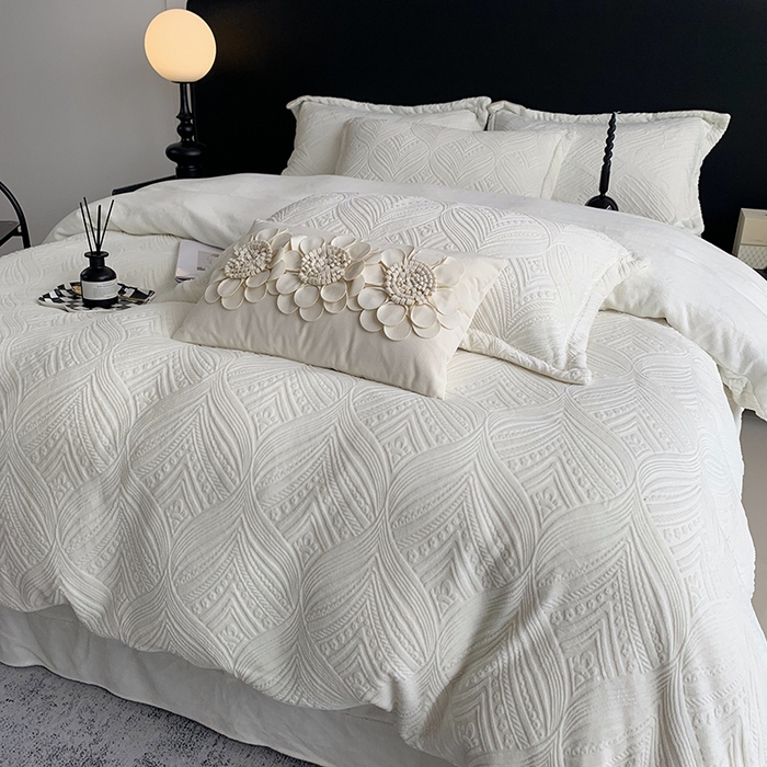 91家纺网 家纺一手货源 找家纺 莱豫家纺 2025新款全消光雕花牛奶绒四件套-流年 流年耀白