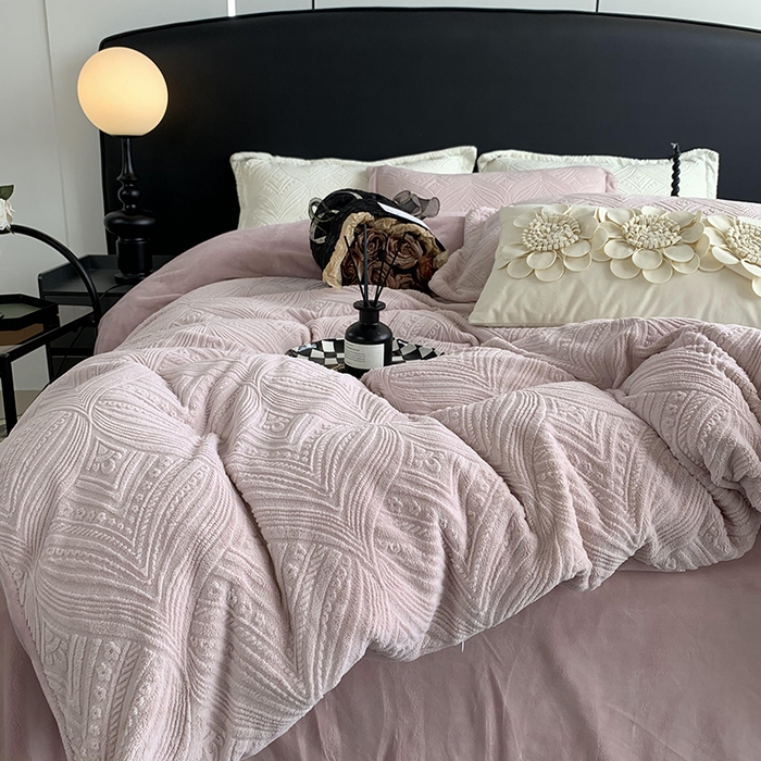 91家纺网 家纺一手货源 找家纺 莱豫家纺 2025新款全消光雕花牛奶绒四件套-流年 流年肉桂粉