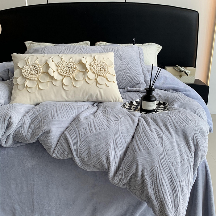 91家纺网 家纺一手货源 找家纺 莱豫家纺 2025新款全消光雕花牛奶绒四件套-流年 流年木薯灰