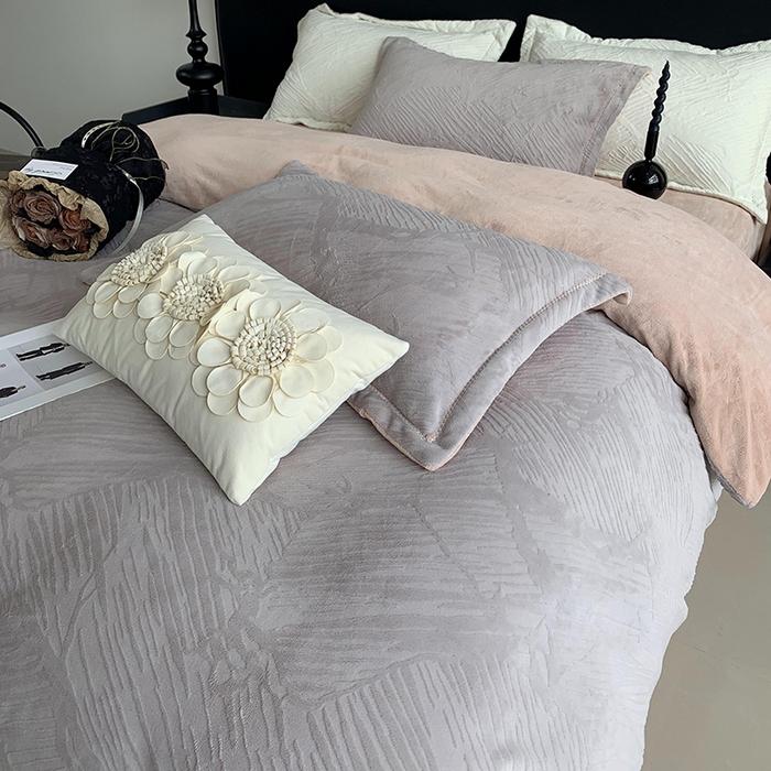 91家纺网 家纺一手货源 找家纺 莱豫家纺 2025新款全消光雕花牛奶绒四件套-流年 流年松露棕