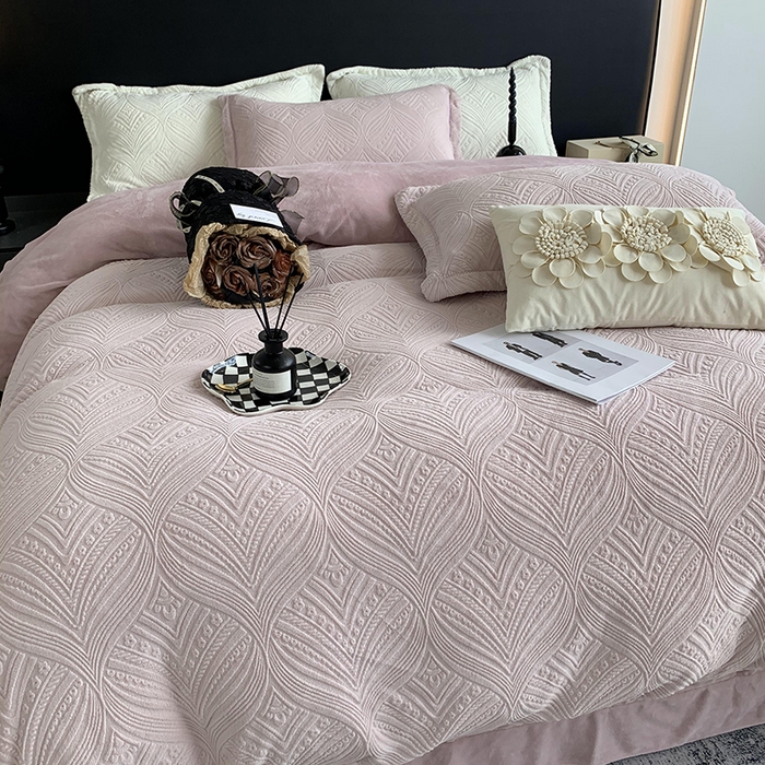 91家纺网 家纺一手货源 找家纺 莱豫家纺 2025新款全消光雕花牛奶绒四件套-流年 流年肉桂粉