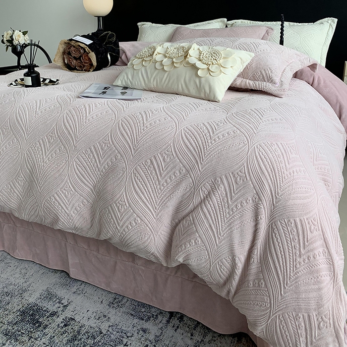 91家纺网 家纺一手货源 找家纺 莱豫家纺 2025新款全消光雕花牛奶绒四件套-流年 流年肉桂粉