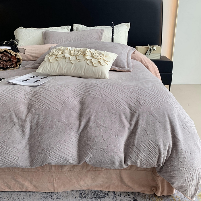 91家纺网 家纺一手货源 找家纺 莱豫家纺 2025新款全消光雕花牛奶绒四件套-流年 流年松露棕