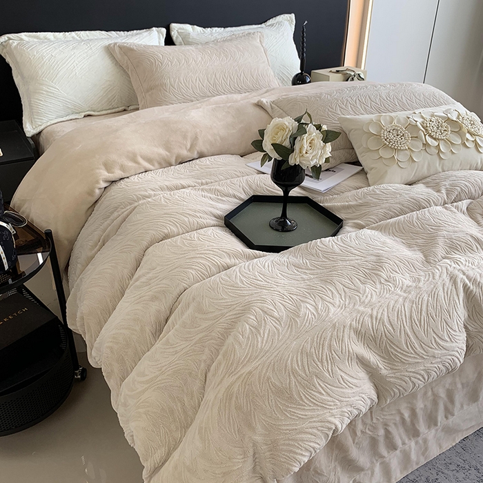 91家纺网 家纺一手货源 找家纺 莱豫家纺 2025新款全消光雕花牛奶绒四件套-流年 流年卡其