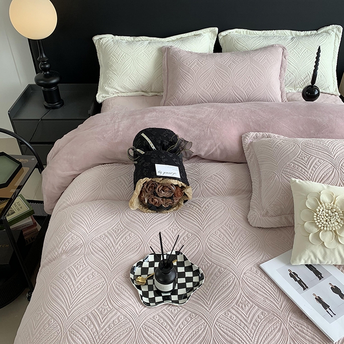 91家纺网 家纺一手货源 找家纺 莱豫家纺 2025新款全消光雕花牛奶绒四件套-流年 流年肉桂粉