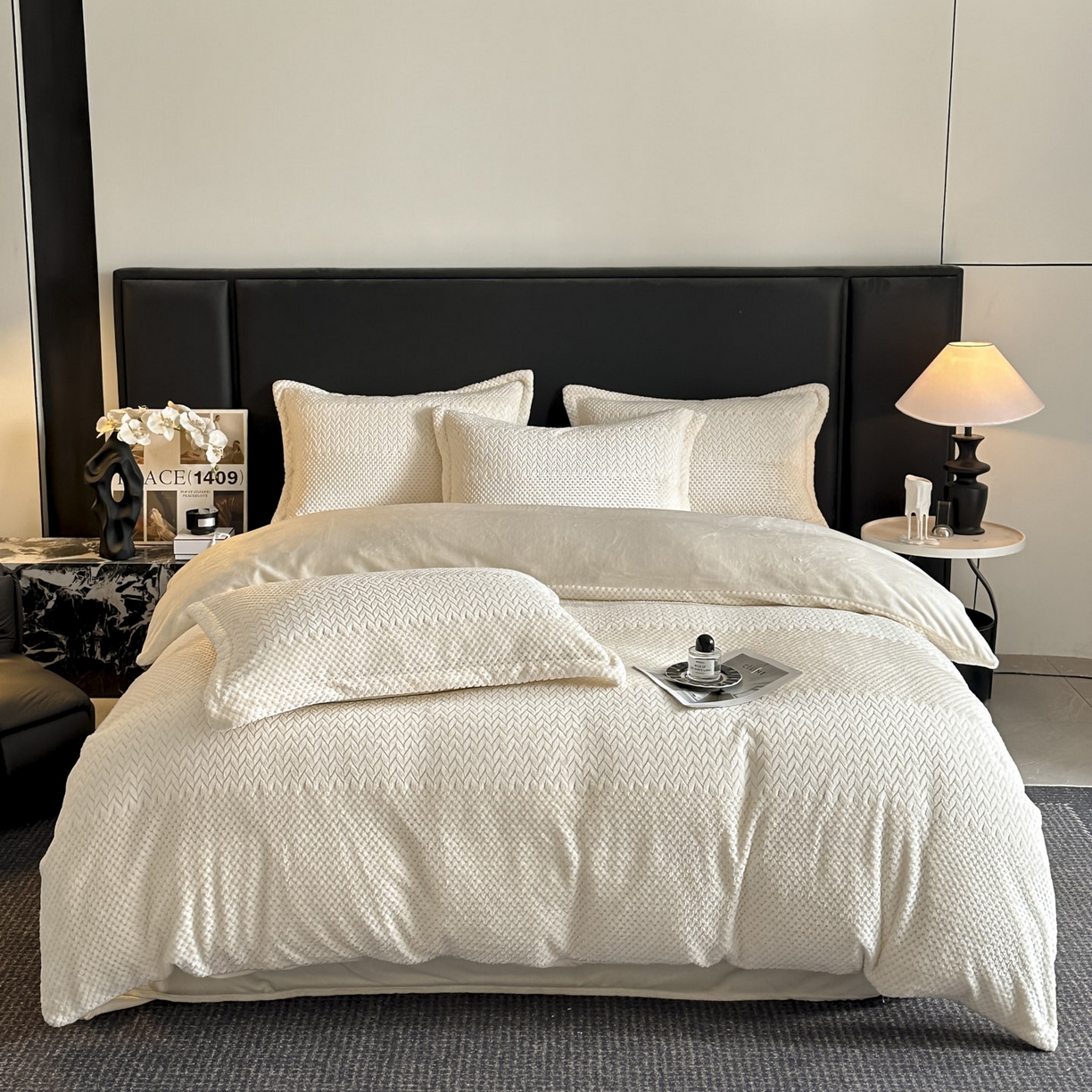 91家纺网 家纺一手货源 找家纺 源舍家纺 2025新款色织拼色编织提花轻奢牛奶绒四件套（场景一） 织锦-白露