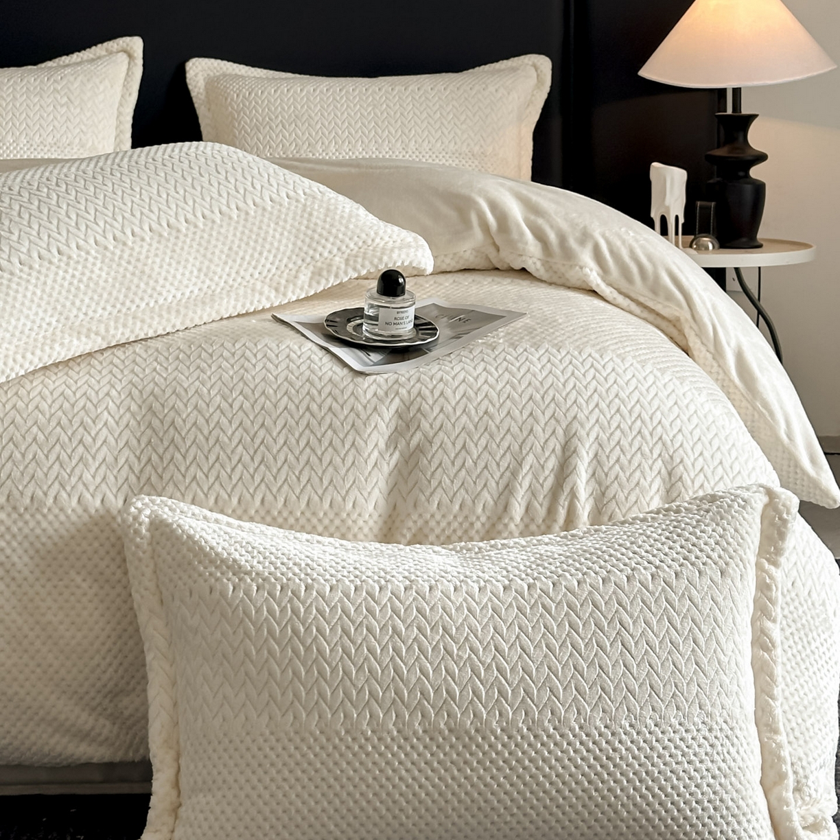 91家纺网 家纺一手货源 找家纺 源舍家纺 2025新款色织拼色编织提花轻奢牛奶绒四件套（场景一） 织锦-白露