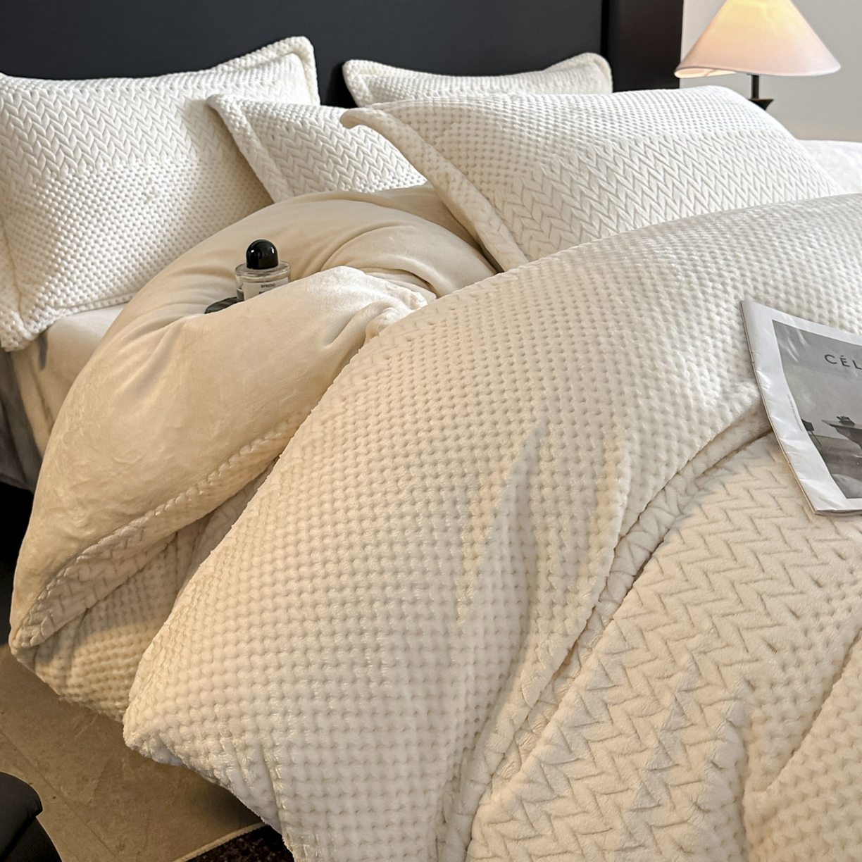 91家纺网 家纺一手货源 找家纺 源舍家纺 2025新款色织拼色编织提花轻奢牛奶绒四件套（场景一） 织锦-白露