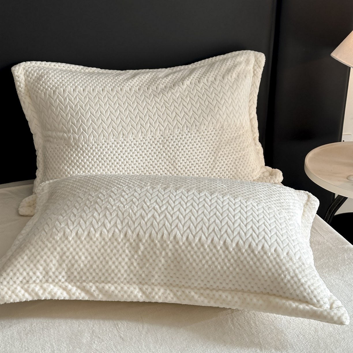 91家纺网 家纺一手货源 找家纺 源舍家纺 2025新款色织拼色编织提花轻奢牛奶绒四件套（场景一） 织锦-白露