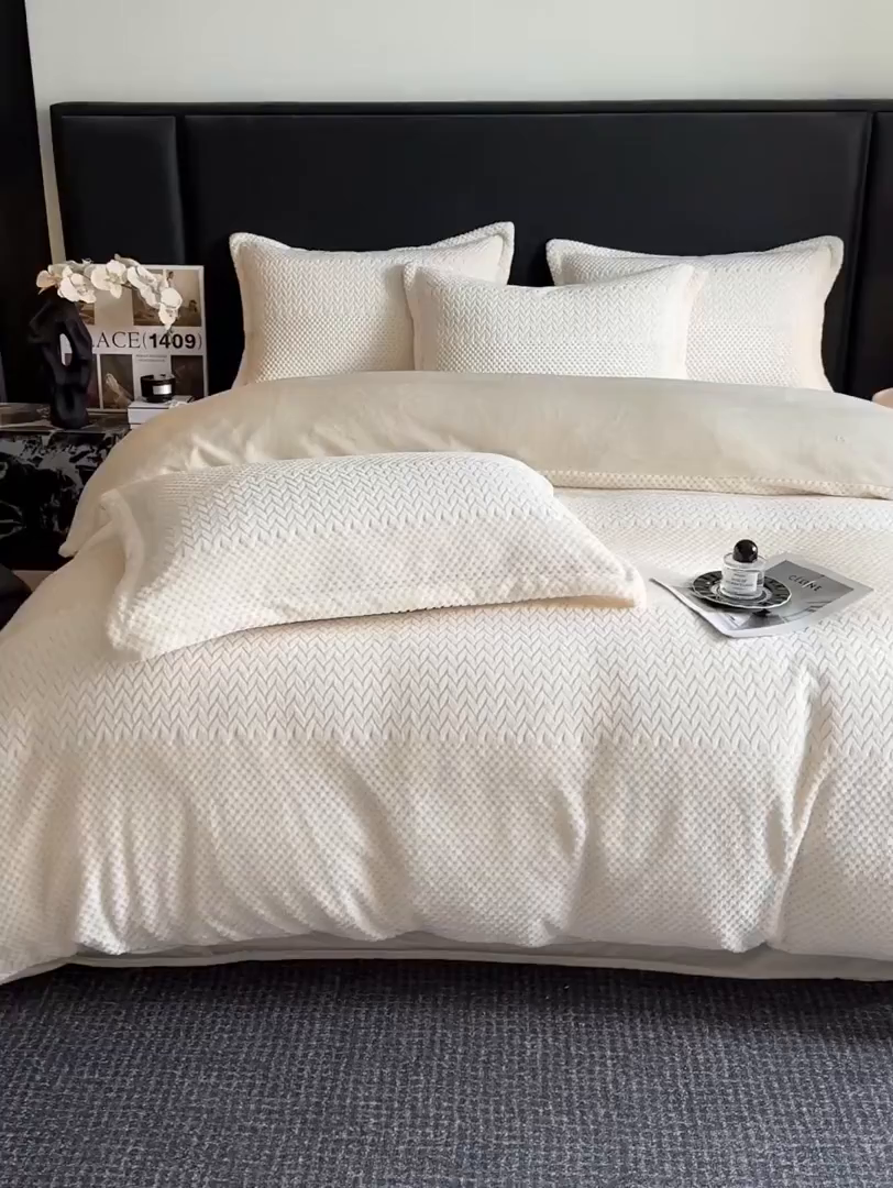 91家纺网 家纺一手货源 找家纺 源舍家纺 2025新款色织拼色编织提花轻奢牛奶绒四件套（场景一） 织锦-白露