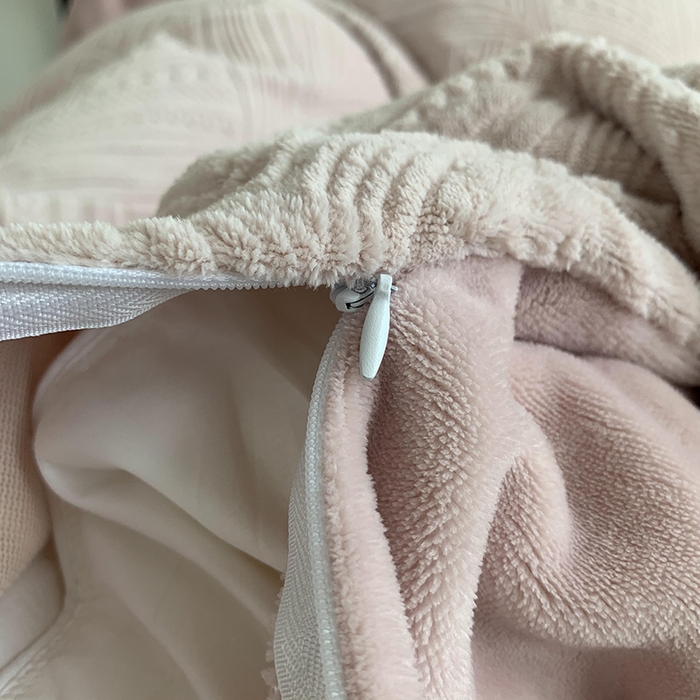 91家纺网 家纺一手货源 找家纺 莱豫家纺 2025新款全消光雕花牛奶绒四件套-流年 流年肉桂粉