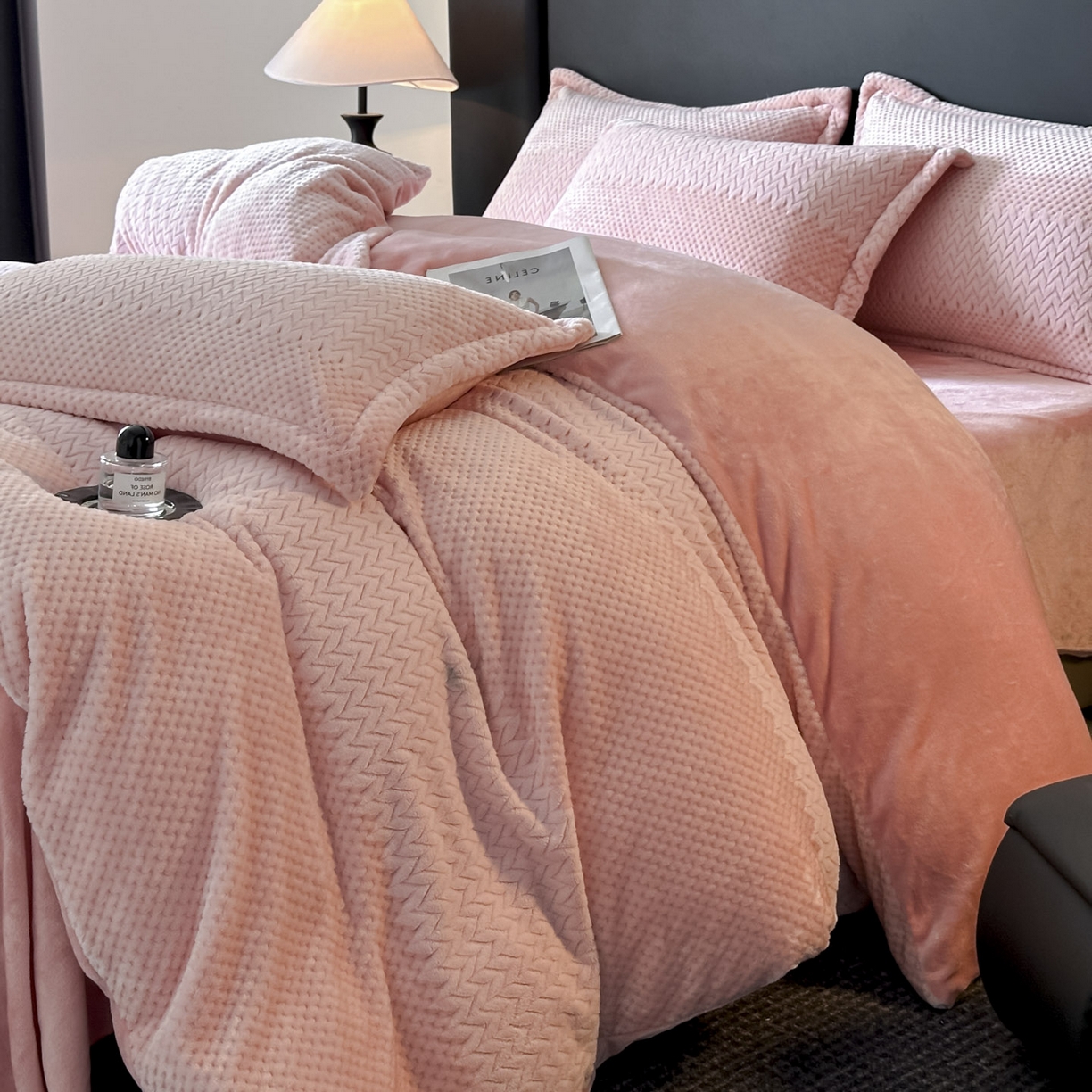 91家纺网 家纺一手货源 找家纺 源舍家纺 2025新款色织拼色编织提花轻奢牛奶绒四件套（场景一） 织锦-粉漾