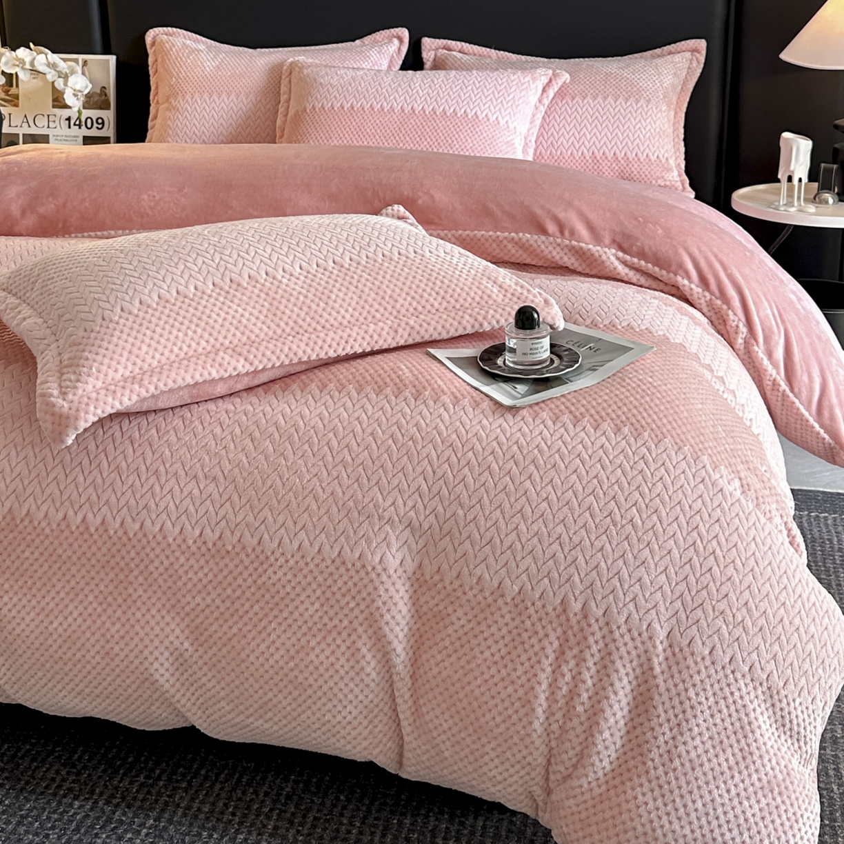 91家纺网 家纺一手货源 找家纺 源舍家纺 2025新款色织拼色编织提花轻奢牛奶绒四件套（场景一） 织锦-粉漾