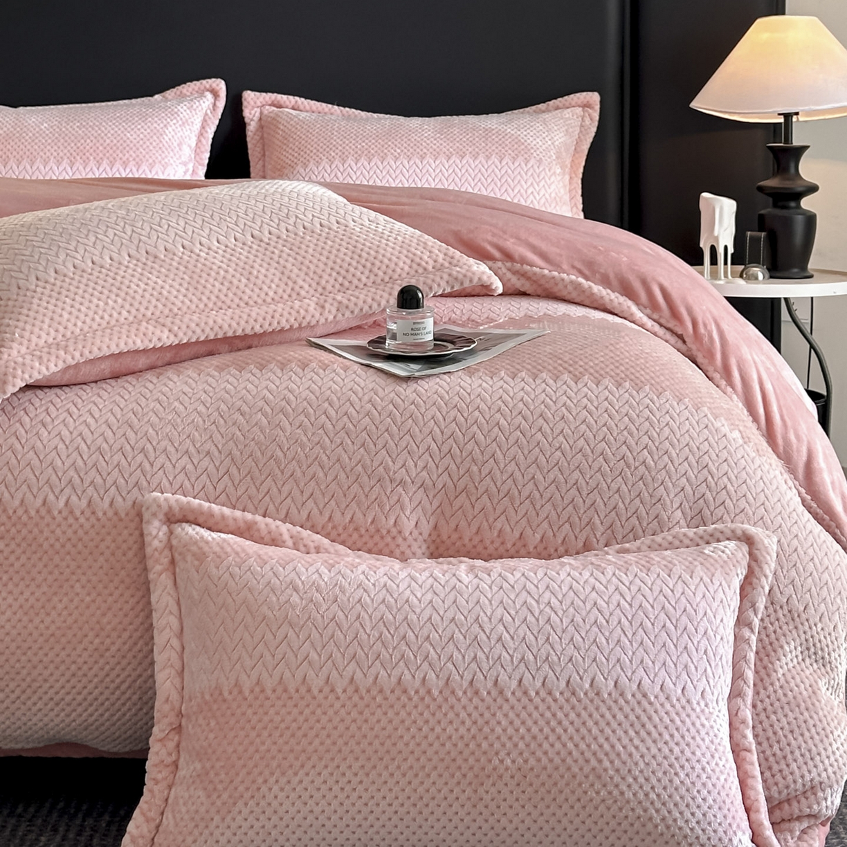 91家纺网 家纺一手货源 找家纺 源舍家纺 2025新款色织拼色编织提花轻奢牛奶绒四件套（场景一） 织锦-粉漾