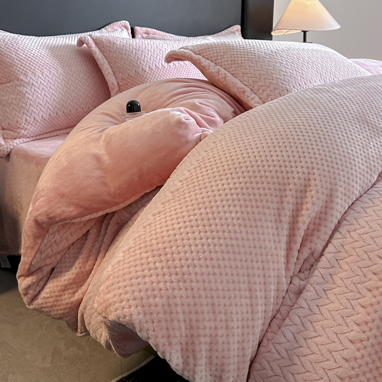 91家纺网 家纺一手货源 找家纺 源舍家纺 2025新款色织拼色编织提花轻奢牛奶绒四件套（场景一） 织锦-粉漾