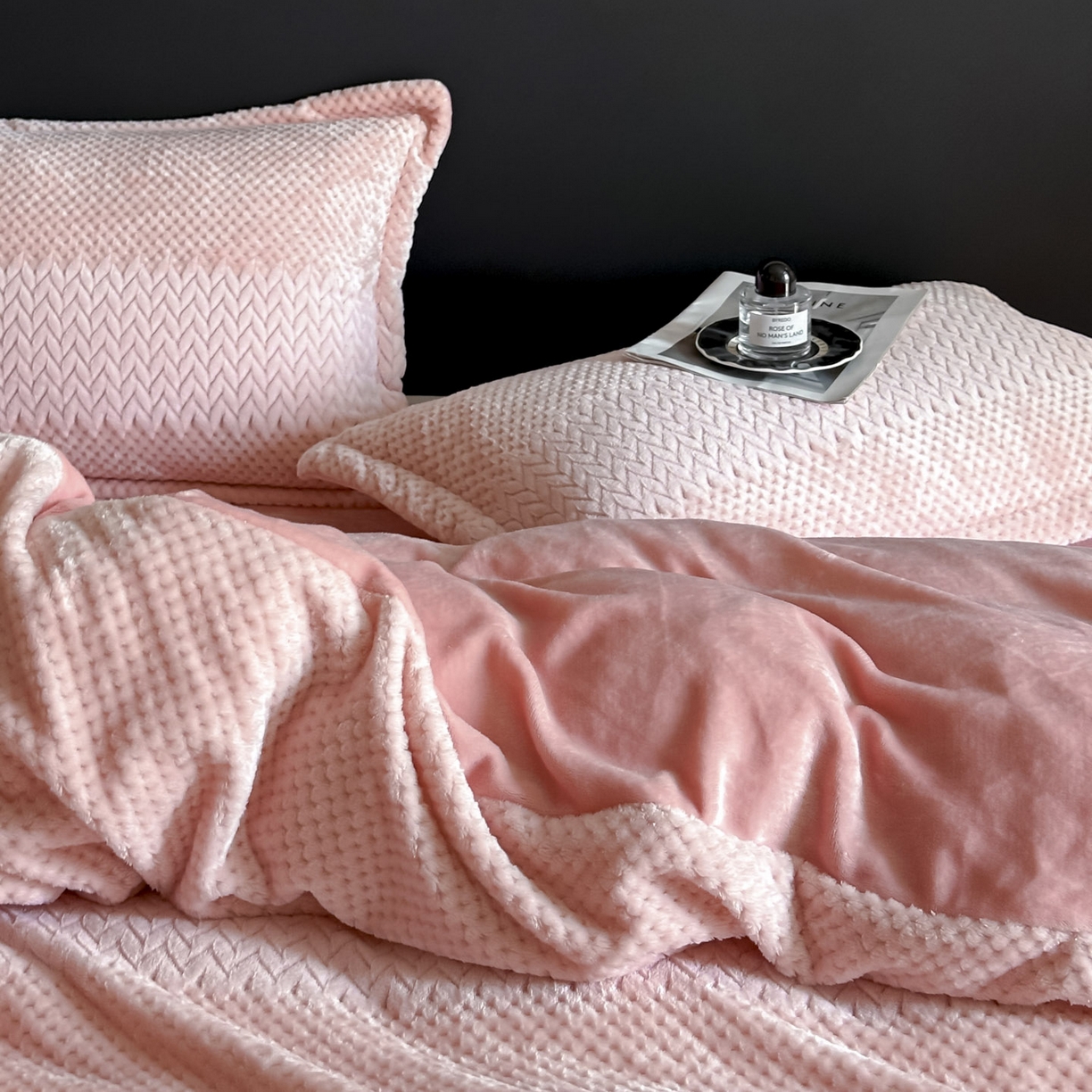 91家纺网 家纺一手货源 找家纺 源舍家纺 2025新款色织拼色编织提花轻奢牛奶绒四件套（场景一） 织锦-粉漾