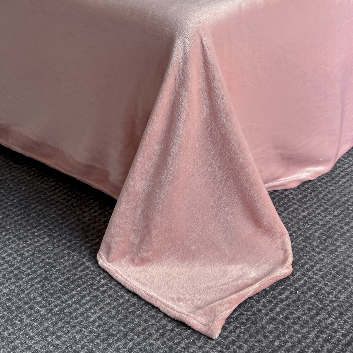 91家纺网 家纺一手货源 找家纺 源舍家纺 2025新款色织拼色编织提花轻奢牛奶绒四件套（场景一） 织锦-粉漾