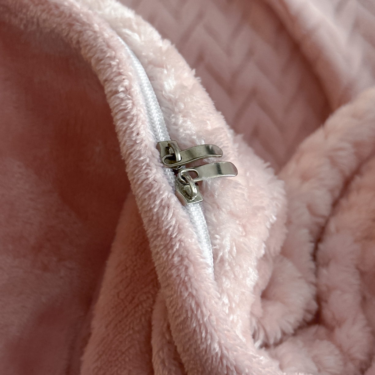 91家纺网 家纺一手货源 找家纺 源舍家纺 2025新款色织拼色编织提花轻奢牛奶绒四件套（场景一） 织锦-粉漾