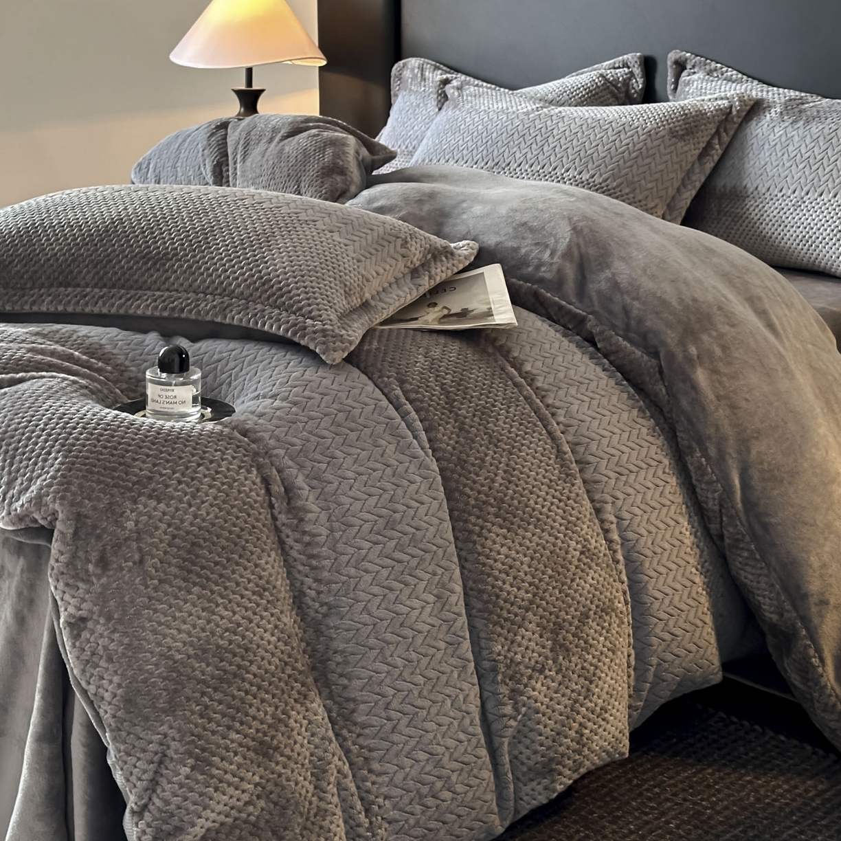 91家纺网 家纺一手货源 找家纺 源舍家纺 2025新款色织拼色编织提花轻奢牛奶绒四件套（场景一） 织锦-灰调