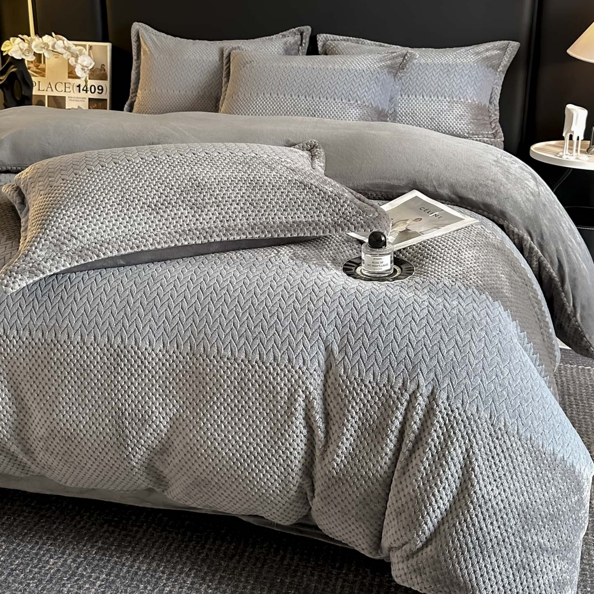 91家纺网 家纺一手货源 找家纺 源舍家纺 2025新款色织拼色编织提花轻奢牛奶绒四件套（场景一） 织锦-灰调