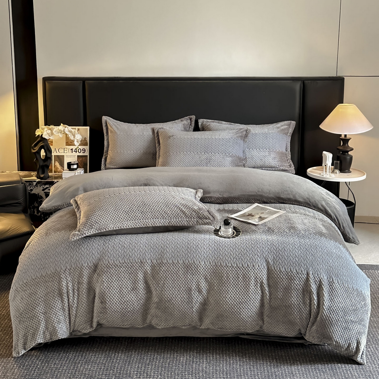 91家纺网 家纺一手货源 找家纺 源舍家纺 2025新款色织拼色编织提花轻奢牛奶绒四件套（场景一） 织锦-灰调