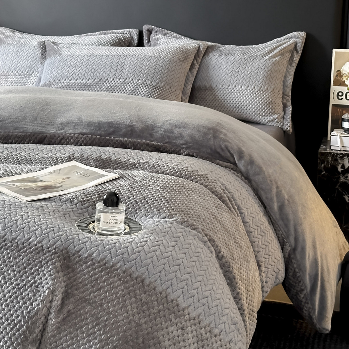 91家纺网 家纺一手货源 找家纺 源舍家纺 2025新款色织拼色编织提花轻奢牛奶绒四件套（场景一） 织锦-灰调